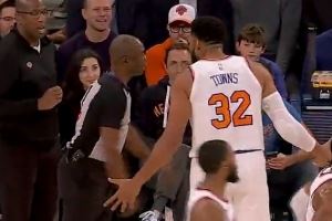 心态略崩?魔术反击时唐斯无球推倒艾萨克 裁判直接吹罚进攻犯规