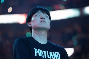 就这么打!杨瀚森卡位奋力保护后场篮板 并造成对手犯规